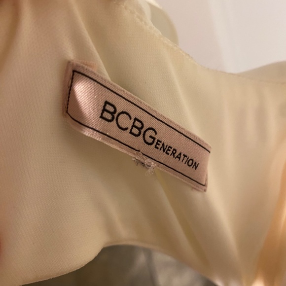 White BCBG open back bow detailed dress - Picture 3 of 3